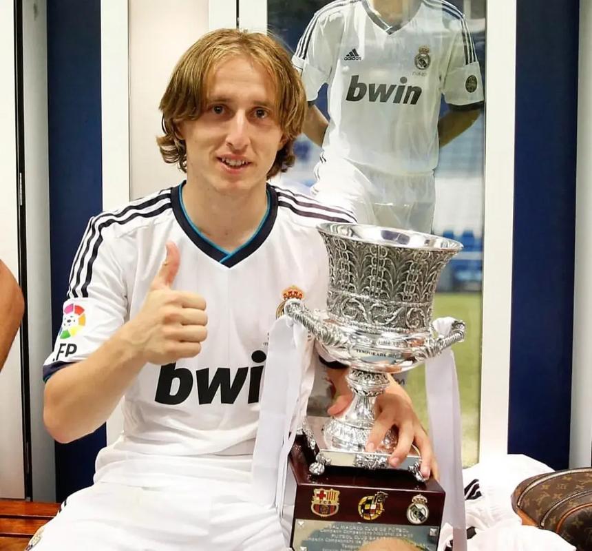 奥尔莫：我们信任弗里克的战术理念，队内大家都步调一致（奥尔莫：全队认可弗里克的战术思路，内部步调高度一致）